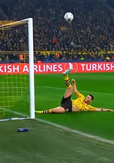 Men vs. Women in Football 🫨 #foryou#fyp#soccer#usa#viralvideos