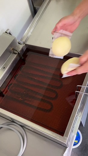 東京で絶対食べるべきチョコスイーツ3選🍫 どれが1番食べたい？？ TOP 3 CHOCOLATE DESSERTS IN TOKYO🍫🍫🍫 ①三軒茶屋 PARK STORE チョコクリームドーナツ 550円 ②新宿 嵜本べーカリー クランベリーショコラ食パン 1050円 ③都立大学 へんてこ 森の洋菓子店 バレンタイン滝行パンケーキ 2772円 #東京グルメ #tiktokfood #japanesefood #chocolate #donuts #pancakes