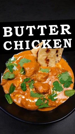 Recept na butter chicken 🇮🇳 Suroviny: Maso: - 500 g stehenních řízků (bez kůže) - 1 PL najemno nastrouhaného zázvoru nebo zázvorové pasty - 1 PL směsi Garam masala - 1 PL bílého tučného jogurtu - 1 PL rostlinného oleje - 1 PL másla Omáčka: - 500 g rajčat - 500 ml kuřecího vývaru - 100 ml smetany ke šlehání - 130 g másla - 2 červené cibule - 1 PL směsi Tikka masala - 50 g kešu ořechů - čerstvý koriandr - sůl - pepř Postup: Maso: 1/ Maso nakrájejte na menší kousky a dejte do mísy. Přidejte kořen