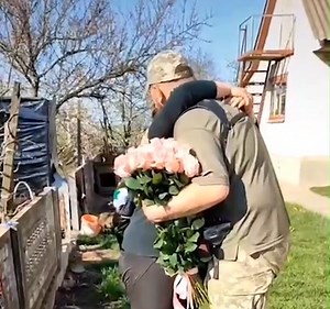 4M views · 290K reactions | Дуже зворушливе відео. Український військовий приїхав побачити маму…Ми сподіваємося, що зовсім скоро всі зможуть обійняти рідних! Ми віримо в це! : doragobelak/tiktok #ukraine #standwithukraine #prayforukraine #зсу | телеканал СТБ | Facebook