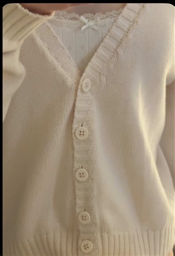 Today is one of those days where everything feels wrong and looks wrong (didn’t blowout my hair) 😔🙏🏻 but still forced myself to head to the library for school #robertdeniro #coquette #lanadelrey #psychology #hearts