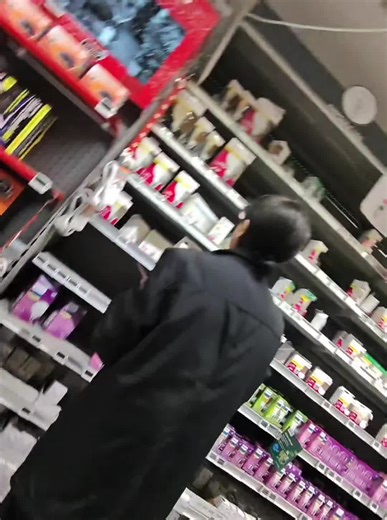 Une blague sur l'argent et l'honnêteté dans un magasin