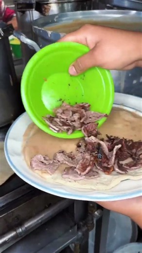¡ENFRIJOLADA GIGANTE de 35 CM rellena de CARNE ASADA! 🥩🫘 Estilo Jalisco