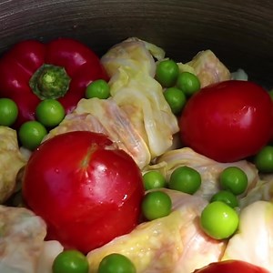 2.2M views · 10K reactions | Bu büyükanne kız kardeşleriyle buluşuyor ve evinin bahçesinde mis gibi biberlerin domateslerin içini dolduruyor, lahanaları sarıyor!   YouTube: Nənəmin Bağı l Büyükannemin Bahçesi [www.youtube.com/channel/UCyelDve2MHPIeTFsV_KEqvg/featured]  Instagram: www.instagram.com/neneminbagiofficial | Mynet Yemek | Facebook