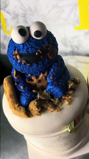 Cookie Monster first birthday party order! 🥰💙 #cake #bake #firstbirthday #cookiemonster #cupcakes