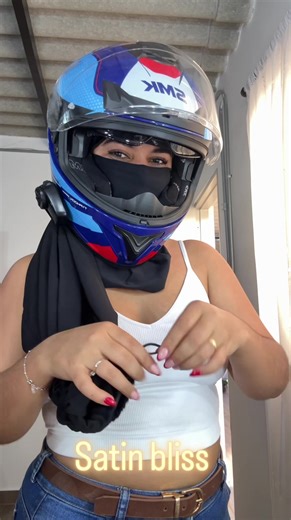 Balaclava Satin Bliss: Estética y Comodidad