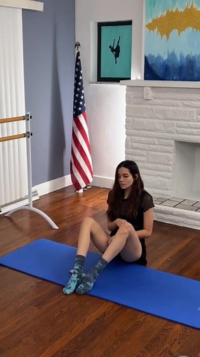 Don’t forget to always practice your splits! 🖤#ballerinastretch #stretching #splits