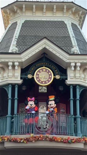Mickey and Minnie wave and interact with guests below at Disneyland Paris during their morning sets at the Main Street Train Station. It is always fun to see the interactions! They will be wearing their Halloween costumes just a few more days as the Disney Halloween Festival runs through November 2nd. #disneylandparis #mickeyandminnie #disneyhalloweenfestival #minnie #minniemouse #dlrp #disneyhalloween #disneycharacters #dlp #DLPInsidears #mickeymouse #mickeyandminniemouse #townsquare | Mouseste