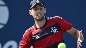 Tenista treina para estreia do US Open com a camisa do Flamengo