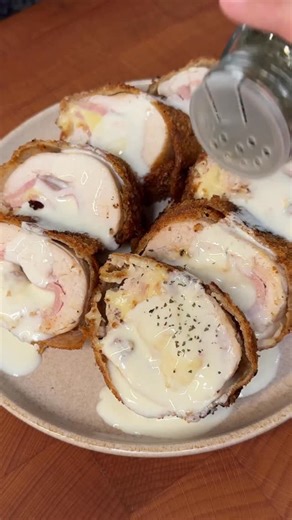 TINE on Instagram: "Chicken Cordon Bleu Ingredients: 1 kg chicken breast 4-6 thin slices ham 6-8 slices cheese 1 cup all purpose flour salt and pepper to taste 2 large eggs 1 1/2 cup bread crumbs 1 tbsp salted butter 1/2 tbsp all purpose flour 1 cup fresh milk 1/2 cup shredded cheese #chicken #ulamideas #easyrecipes #foodie #cooking"