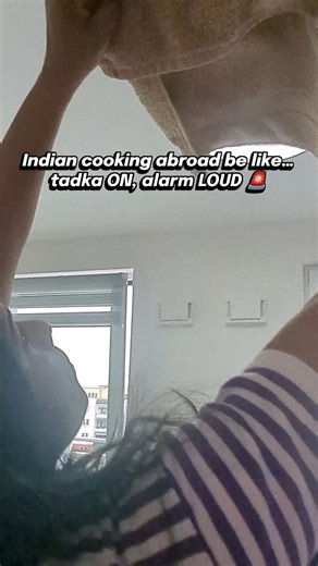 Tadka ON… aur fire alarm FULL volume 🚨.#IndianCooking #AbroadLife #Relatable