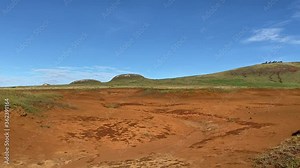 Terre rouge et volcan Poike à l'île de Pâques