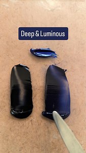 How to darken Ultramarine Blue without killing its depth. Mixing it directly with black gives you a dull "Flat Navy". For a rich, luminous "Twilight Sky", use this smart recipe: Ultramarine Blue, Quinacridone Magenta, and just a touch of Phthalo Green. The secret? Add depth, not blackness. Save this mix for night skies, deep shadows, and any blue that needs to be dark yet full of color 🌌 I often use high-quality materials from @dartecor_ in my videos. If you'd like to try them, you can get 10% 