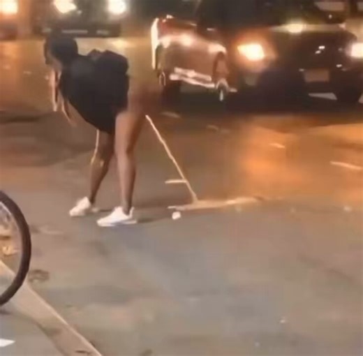 EBONY PISSING IN THE MIDDLE OF THE STREET