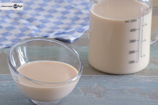 Qué es la leche evaporada, cómo hacerla en casa y en qué recetas utilizarla (también sin lactosa)
