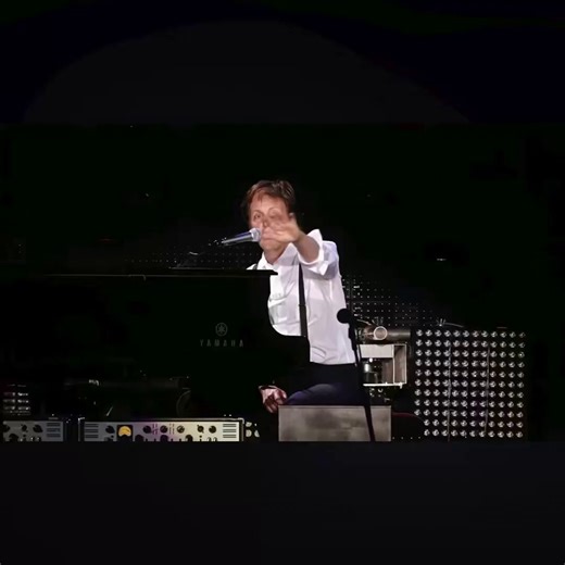 個人的には、Eagles(イーグルス)の「Desperado」Billy Joel(ビリージョエル)の「Honesty」Minnie Riperton (ミニーリパートン)の「Lovin' You」と並ぶ4大バラード。こんな美しいラブソング今まで聴いた事がないと衝撃を受けた🫨💐😳他のレジェンド達って高齢者になってから往年のヒット曲を歌っても声も出なくなっていて痛々しい人が多いんだよなぁ🤔ポールの凄いところはウイングス時代の曲を60代70代になってから歌っても、枯れた感じは全くしないし、むしろ深みが増している🙃根っからのミュージシャンで今でも生のライブに誠実に向き合い続けているのがわかる。ポールに敬礼🫡The Beatles, John LennonElton John, The Beach BoysPaul Mccartney - My Love (Live At Citi Field, NYC, 2009)