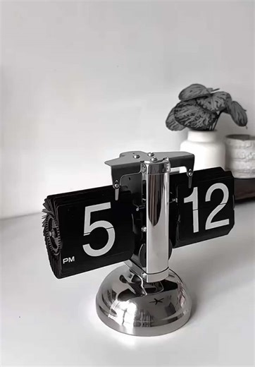 Retro Flip Clock: Simple, Classic, Timeless Design
