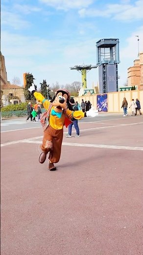 Goofy runs for a Hug, Walt Disney Studios!