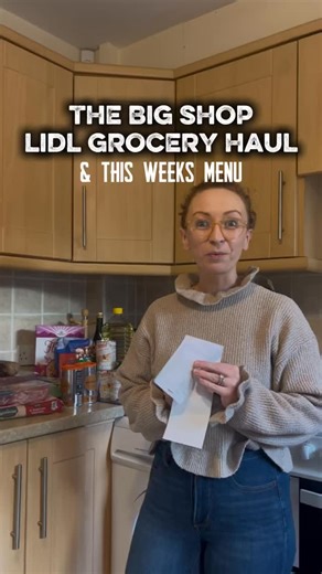 Chef • Weekly Menus • From Scratch Recipes on Instagram: "Week 3 - This weeks Menu ✨👇🏻 Feeding 2 adults and 1 young kid Breakfasts Smoothies • Cereal • Fresh Fruit • Yogurt • Irish Fryups (eggs, sausages, rashers & puddin’) Lunches I keep these simple and built from leftovers - omelettes, rice bowls, sandwiches, bits of roast veg, fried eggs, chili oil… whatever needs using gets used. It keeps waste down and the fridge tidy. Lunch boxes Sandwiches | Selection on Fruit | Cheese | Veg —————— ✨Di