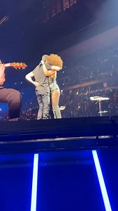 A serenading performance of “Loco” followed by “Me Pasé” by Enrique Iglesias LIVE at the Ball Arena last night! 🎙️💙 🏟️ Ball Arena 📍 Denver, CO (13 FEB 2024) #TheTrilogyTour | Enriqué Iglesias Fans