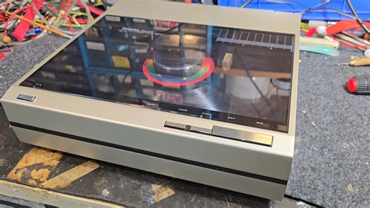 #Technics_SL_10直線循跡自動唱盤 #堪稱迷你全自動唱盤界類别的天花板 #體積如唱片套卻有鋁鑄造的底面結構 #更離譜的是竟然內含動圈唱頭放大器 製造年份(1979-1985)，石英相環鎖控速，可選擇配置TAP直插式MM或MC唱頭，重型轉盤重量達1.5kg，嚴謹結構之下故障不多，時間可以證明一切，目前情況主要是MC放大失效，播放MM沒有問題。 | 恆生鐳射影音