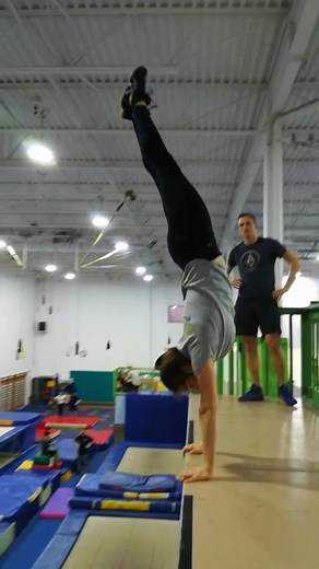 This is it! #tiktokpartner #trampoline #trampwall #trampolina #handstand #highschoolteacher #parkour #circus #acrobatica #acrobatics