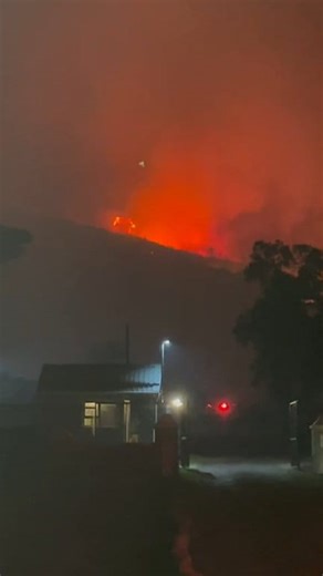 This video was taken at Three Streams, showing just how dangerously close the fire is. Families are being forced to evacuate as strong winds continue to worsen the situation. Our hearts are with every person affected — may everyone find safety as this community faces another heartbreaking moment. 🙏🔥🕊️ | Lyle F Simons