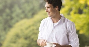 Decifre a linguagem corporal masculina durante a paquera