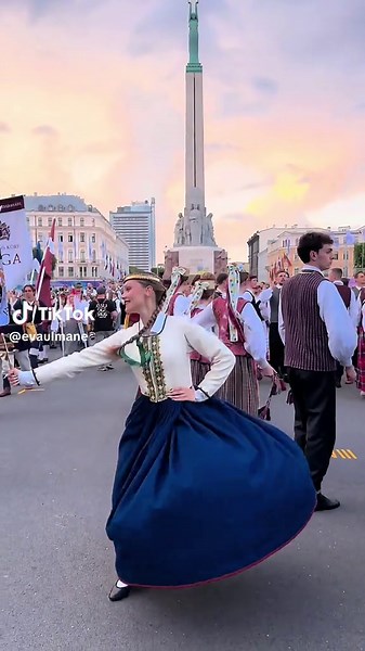 Skaistākais “Sasala jūrīna” izpildījums mana mūža🥹 @Gaudeamus festivālā Rīgā pie Brīvības pieminekļa 😍❤️ 🇱🇻🇱🇻🇱🇻🇱🇻🇱🇻🇱🇻🇱🇻🇱🇻🇱🇻🇱🇻 #tautasdejas #folkdances #latvia #gaudeamus #students