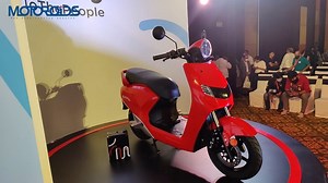 Bounce Infinity E1 comes with a swappable battery and we take a good look at this electric scooter which promises 'infinite range'. | Motoroids India