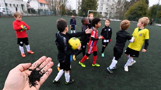 Comment fabrique-t-on un terrain synthétique ? [VIDÉO]