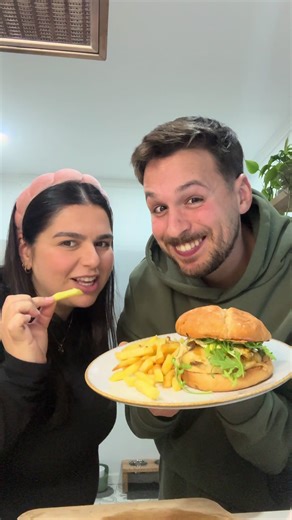 Hambúrguer Caseiro Artesanal com Molhos Deliciosos