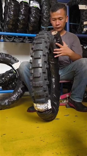 Ban trail bawaan KTM rodeo atau KTM Hard Enduro biasanya pakai 140/80-18 METZELER SOFT belakang Shopee.com/ekomandirimotor Harga menyesuaikan kalau di market place Hati-hati jika transaksi biar nggak ada KORBAN PENIPUAN LAGI mengatasnamakan EKO MANDIRI MOTOR. Pastikan anda menghubungi no. Resmi kami. Jika ragu bisa cek sosial media kami dulu. IG : EKO MANDIRI MOTOR FB : Eko Saja Begitu Halaman FB : EKO MANDIRI MOTOR Tik-tok : EKO MANDIRI MOTOR Nomor resmi EKO MANDIRI MOTOR WhatsApp 085848282500 
