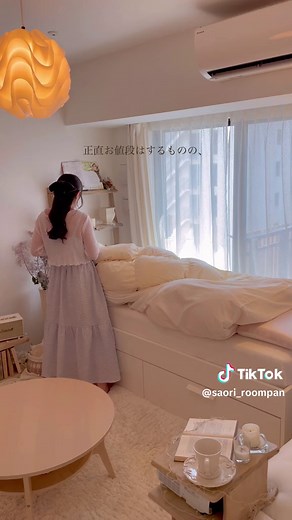 得意なベットメイキングに関しては、お布団を全体的に広げたら上と下と何度か引っ張り合いっこをするだけです🧚🏻‍♀️🌙 ベットメイキングは歯磨きと同じくらい私にとっては毎朝欠かせないものです🛌#一人暮らし #都内一人暮らし #お部屋 #インテリア #4時起き #ニトリ #布団