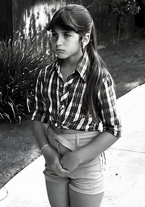 576K views · 1.1K reactions | „Ty nejsi hezká,“ řekla mi máma 梁 Po odchodu otce měla těžké dětství, ale stala se úžasnou herečkou, kterou milují po celém světě 路‍♀️ Když byla ještě malá, rozhodla se, že už nikdy nebude s mámou mluvit – a její máma nebyla pozvána ani na její svatbu… 狼 Přečtěte si v komentářích níže, o kterou herečku se jedná!  | Teplo vždy | Facebook