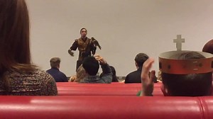 Have you ever wondered how much our falcons eat? One of our falconers visited a school to help kids learn about falconry! | Medieval Times Dinner & Tournament