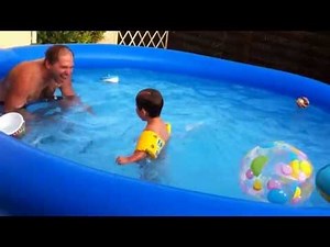 bébé de 28 mois Tom saut perilleux dans sa piscine