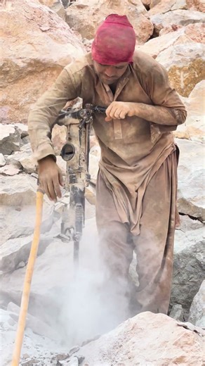 ohh 😮 Dangerous Work:#drilling #quarry #drill #mining