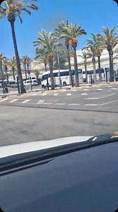 🚨 Alarma al incendiarse una furgoneta frente a la terminal de llegadas del aeropuerto de Palma 🔥 Una furgoneta de transporte de pasajeros ha quedado completamente calcinada tras arder a primera hora de la tarde de esta sábado en la zona de aparcamiento de la terminal de llegadas del aeropuerto de Palma. El suceso ha provocado una gran alarma entre pasajeros y trabajadores de Son Sant Joan. Afortunadamente no ha habido que lamentar daños personales. Léelo en www.ultimahora.es ✍️ Juan P. Martíne