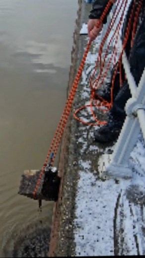 233K views · 1.1K reactions | En kluis met inhoud拾Strijden in de sneeuw wordt beloond略 Volg mij voor meer filmpjes en foto`s van het zoeken naar schatten #magneetvissen #treasurehunt #snow #coldweather | Tim OH Die | Facebook