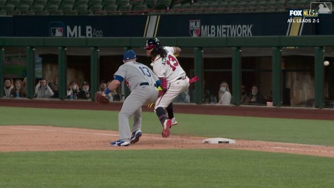 Ronald Acuña falls on wrist after hitting a single | 10/15/2020