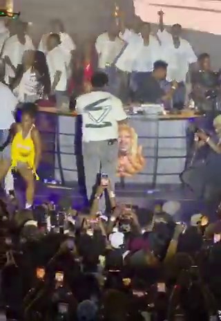 Joshua Baraka joined his girlfriend Etania on stage and delivered an electrifying performance. 🤩#BecomingLifeOfTheParty