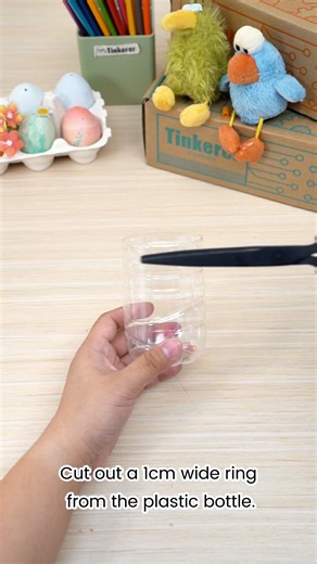 One breath = hundreds of bubbles! Cut straws, arrange in a circle, dip and blow! 🙌 🔬 The science behind: Surface tension airflow physics! Soap creates flexible films that trap air. Each straw becomes a mini bubble-maker. Perfect STEAM engineering project! | Tinkerer
