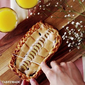 T'as jamais vu une tarte aussi facile à faire ! Retrouve toutes nos savoureuses recettes ici: https://taste.md/2PAnJI0 PS: Si tu décides de refaire les recettes à la maison envoie-nous des photos pour figurer dans nos stories | Tastemade France