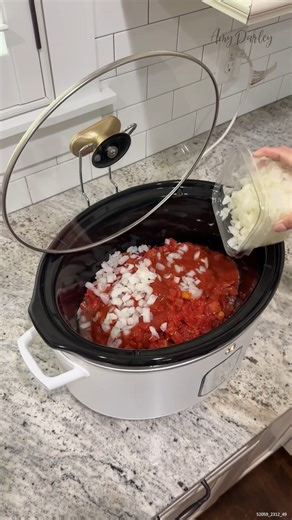 Making the EASIEST Classic Chili #chili #chilirecipe #easydinner #fallmeals | Amy Darley