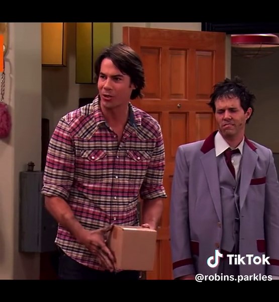 #icarly #messingwithlewbert #funnymoments #spencershay #icarlyclips #nickelodeon #fyp #throwback