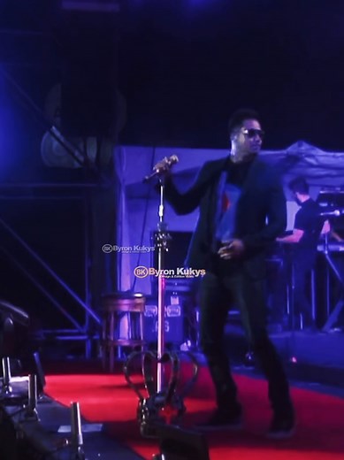 Amigo by Romeo Santos: A Romantic Bachata Experience
