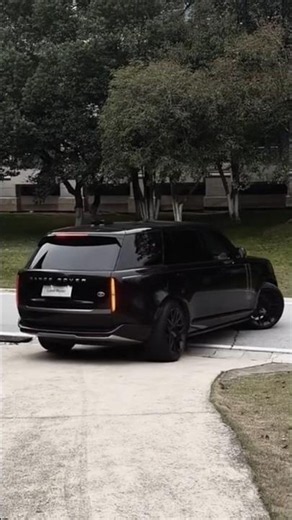 📊What Worries Could an 18-Year-Old Have While Driving a Range Rover? 🤔🚙 #LandRover #RangeRover