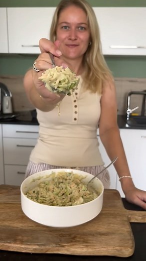 Agathe | 👩‍🍳 Bien manger sans se priver | Salade de pâtes au saumon 🐟 Recette facile, rapide et délicieuse ! Ingrédients (4-5p) - 300g de pâtes orzo - 3 pavés de saumon - 2... | Instagram