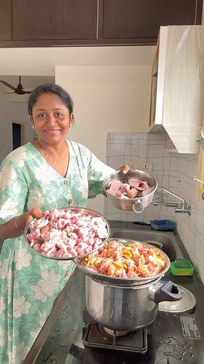 Gowthami ( Spicy Hand ) on Instagram: "Sunday samayal Konjam love oda 🫶🥰 . . . . #spicyhand #minivlog #routine #influencer #cooking #mini #food #home #kitchen #nonveg #sunday #parents"